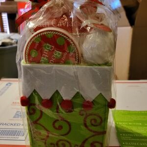 Festive Green and Red 5 Piece Gift Set